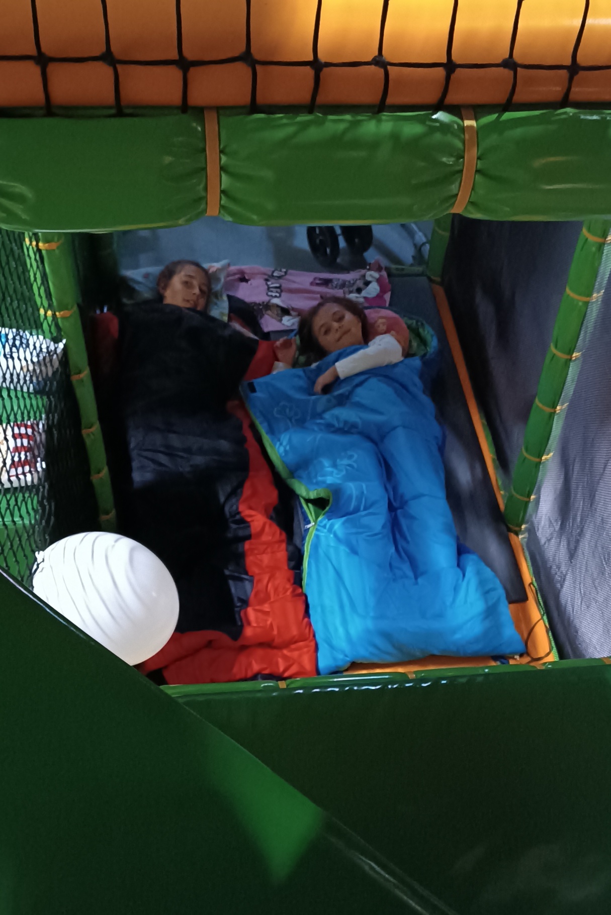 14 prespavacka noc ve skipi funpark spani